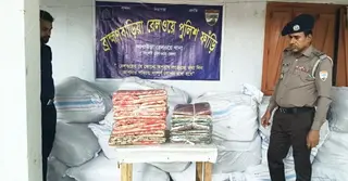 কর্ণফুলী ট্রেনের মালবাহী বগি থেকে চোরাচালানকৃত শাড়ি উদ্ধার